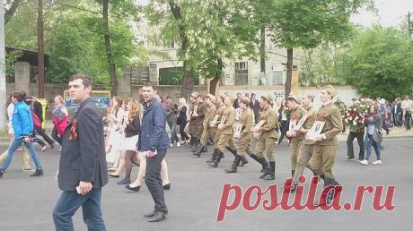 В центре Кишинева на американскую технику водрузили российский флаг!