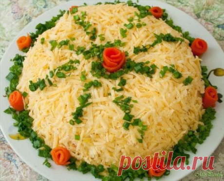 Салат "Праздничный"
Ингредиенты:
- 500 г вареного куринного филе
- 2 плавленных сырка
- 3 вареных моркови
- 5 вареных яиц
- 200 г твердого сыра
- майонез, зелень
Приготовление:
1. Филе отварить, нарезать
2. Плавленные сырки, яйца и морковь натереть на терке, смешать с майонезом.
3. Выкладывать на блюдо слоями: часть куриного филе, сверху часть смеси из сырков, яиц и моркови. Повторить.
4. Готовый салат посыпать тертым сыром, украсить и дать пропитаться.