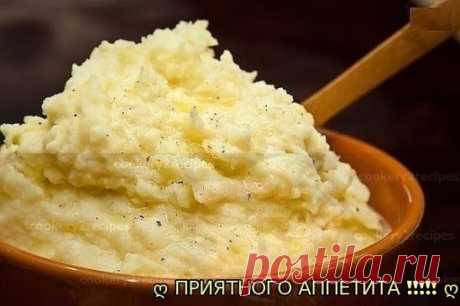 Картофельное пюре может быть очень разнообразным блюдом. 
1. Картофель 10 минут проварить в воде, после чего воду слить, залить кипящим молоком и довести до готовности. Размять в пюре. 
2. Картошку размять в пюре. Сметану перемешать с тертым сыром и мелко нарезанным чесноком, заправить этой смесью картошку. Пюре нужно подержать немного в духовке, чтобы сметана прогрелась. 
3. Картошку размять в пюре, залить кипящим куриным бульоном (по аналогии рецепта пюре с молоком), хорошо взбить. 
4. Заправи