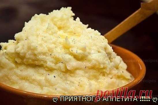 Картофельное пюре может быть очень разнообразным блюдом. 
1. Картофель 10 минут проварить в воде, после чего воду слить, залить кипящим молоком и довести до готовности. Размять в пюре. 
2. Картошку размять в пюре. Сметану перемешать с тертым сыром и мелко нарезанным чесноком, заправить этой смесью картошку. Пюре нужно подержать немного в духовке, чтобы сметана прогрелась. 
3. Картошку размять в пюре, залить кипящим куриным бульоном (по аналогии рецепта пюре с молоком), хорошо взбить. 
4. Заправи