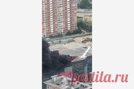 Горящий в Подмосковье ТЦ сняли на видео