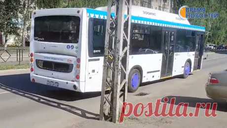 Российская школьница вышла на ходу из автобуса, так как пропустила остановку. В Нефтекамске лицеистка сильно пострадала в ДТП - 17-летняя девушка вышла из автобуса на ходу. Об этом сообщает паблик &quot;Время Новостей Нефтекамск&quot; во &quot;ВКонтакте&quot;. Инцидент произошел утром 2 сентября в автобусе N8. На ...