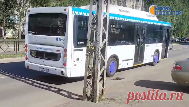 Российская школьница вышла на ходу из автобуса, так как пропустила остановку. В Нефтекамске лицеистка сильно пострадала в ДТП - 17-летняя девушка вышла из автобуса на ходу. Об этом сообщает паблик "Время Новостей Нефтекамск" во "ВКонтакте". Инцидент произошел утром 2 сентября в автобусе N8. На ...