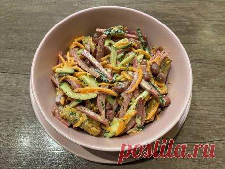 Салат с фасолью колбасой сухариками и морковью по-корейски