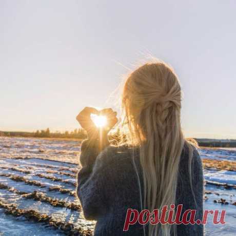 "Со слезами прошу и молю вас, будьте солнышками, согревающими окружающих вас, если не всех, то семью, в которой Господь вас поставил". 
Святой праведный Алексий Мечев