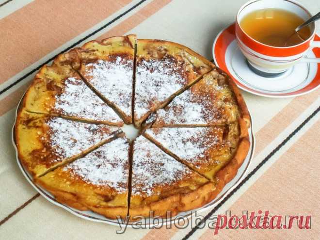 Шарлотка на сковороде с яблоками