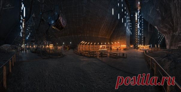 Salina Turda – гигантская соляная шахта, одно из самых крупных и древних мест добычи соли в Румынии, глубина – порядка 120-130 метров (это примерно три девятиэтажки). «Когда находишься в этом месте, не покидает ощущение, что ты не в пещере, а на каком-то инопланетном корабле: лифт с синей подсветкой, катающийся туда-сюда, различные конструкции замысловатой формы, покрытые солью и прочее», – рассказывает автор снимка Влад Соколовский.