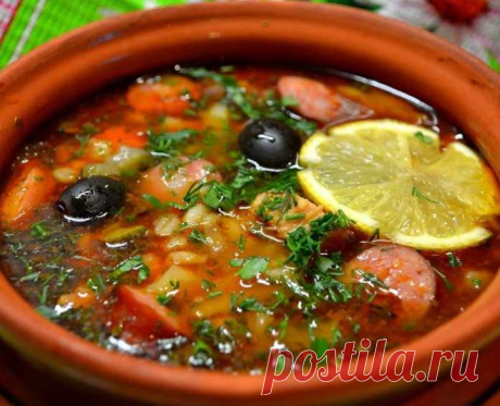 СОЛЯНКА МЯСНАЯ КЛАССИЧЕСКАЯ - Классическая мясная солянка была одним из самых ярких моих детских кулинарных воспоминаний. Впервые мне довелось попробовать ее в начале 80-х в ресторане на Казанском вокзале. Были летние каникулы, и мы с моей бабушкой ехали в Сызрань в гости к ее сестре, и ожидая отправления поезда, зашли пообедать в ресторан на вокзале.