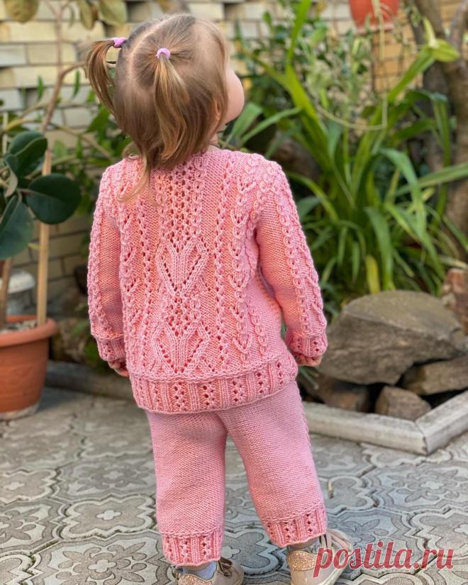 Нафотографиравались вдоволь)) эту егозу поймать в камеру можно только включив мультики🤣Костюм «Малиновая Пенка»-напоминаю что описание в продаже))#вяжутнетолькобабушки #вяжемдетям #хэндмэйд #рукоделие #ручноевязание #вяжуслюбовью #летниемоделиспицами