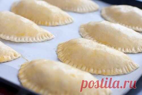 Пышные и румяные, мои любимые пирожки с яблоками.