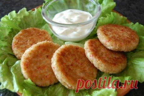 Редкий рецепт! Бесподобные котлеты ИЗ КРАБОВЫХ ПАЛОЧЕК по рецепту из старой кулинарной книги ИНГРЕДИЕНТЫ. Крабовые палочки — 200г. Панировочные сухари — 3 ст.л. Майонез — 3 ст.л. Яйцо — 1. Горчица — 2 ч.л. Соль, перец по вкусу. Оливковое/растительное масло для жарки. КАК ПРИГОТОВИТЬ. Смешать панировочные сухари с майонезом. Добавить мелко нарезанные крабовые палочки, горчицу, яйцо и тщательно перемешать. Посолить, поперчить по вкусу. Из одной столовой ложки фарша сформиров...