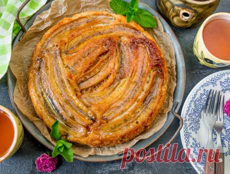 Пирог с карамельными бананами на Вкусном Блоге Начнем неделю со сладкого. Это чудесный банановый пирог очень просто готовится. Ну и вкусный он – что уж тут говорить 🙂 Бананы для этого пирога лучше взять спелые, но плотные – перезревшие здесь не подойдут, разлезутся в процессе запекания. А форма для запекания здесь принципиальна неразъемная, иначе карамель и сок…