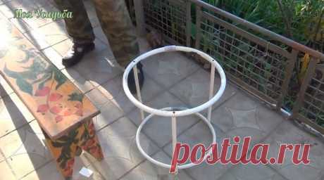 #СадовыеПостройки

 КОНСТРУКЦИЯ ДЛЯ ПОДВЯЗКИ ПИОНОВ

Подготовка

Нам понадобится:
1. металлопластиковая водопроводная труба
2. кусок дерева, в данном случае вагонка
3. кусок садового шланга диаметром чуть больше водопроводной трубы
4. саморезы

Делаем заготовки

Для создания круглых деталей используйте цилиндрический предмет нужного размера, например бочка или бак. Закрутите трубу вокруг бочки.

Спираль

У Вас должно получить как минимум два кольца.

Режем кольца

Разделит...