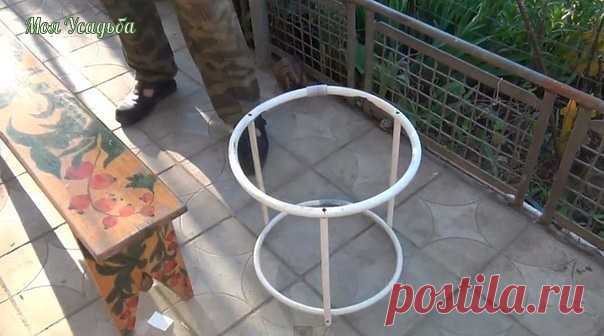 #СадовыеПостройки

 КОНСТРУКЦИЯ ДЛЯ ПОДВЯЗКИ ПИОНОВ

Подготовка

Нам понадобится:
1. металлопластиковая водопроводная труба
2. кусок дерева, в данном случае вагонка
3. кусок садового шланга диаметром чуть больше водопроводной трубы
4. саморезы

Делаем заготовки

Для создания круглых деталей используйте цилиндрический предмет нужного размера, например бочка или бак. Закрутите трубу вокруг бочки.

Спираль

У Вас должно получить как минимум два кольца.

Режем кольца

Разделит...