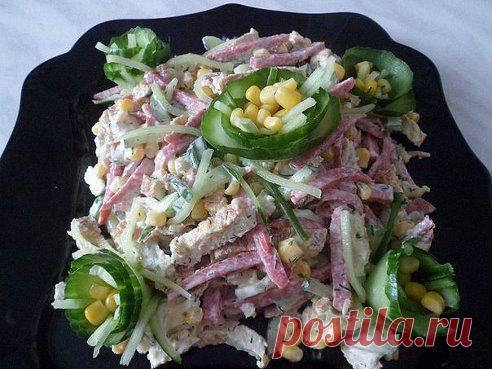 Вкусный и простой салатик

Ингредиенты:
-Свежий огурец,
-полукопченая колбаса,
-кукуруза,
-4 яйца, 
-зелень (лучок, укроп),
-майонез. 

Колбасу и огурец порезать соломкой, из яиц сделать омлет (взбить яйца, посолить немного), дать остыть, также нарезать соломкой, с кукурузы слить жидкость.
Всё перемешать, добавить майонез, зелень.
•••