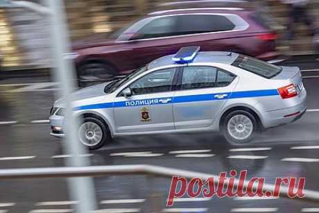 Российский водитель сбил на кладбище двух пенсионерок. В Смоленской области водитель устроил ДТП, попытался скрыться и сбил двух пенсионерок, после чего врезался в могильную ограду. Авария произошла 25 апреля на территории Бельского кладбища около полудня. Россиянин за рулем Opel Astra, сдавая назад, не заметил припаркованный Haval и врезался в него.