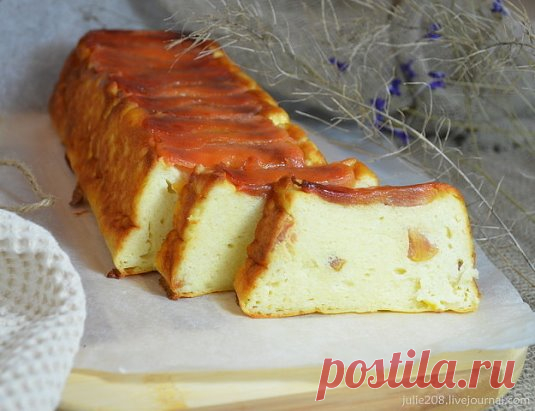 Дорогие мои читатели. ОБЯЗАТЕЛЬНО сохраняйте  СЕБЕ такое СОКРОВИЩЕ эту ВКУСНЕЙШУЮ Запеканочку. 
Ингредиенты:
- Творог — 500 г
- Яйцо — 4 шт
- Сахар — 7 ст. л.
- Сметана (20%, с горкой) — 2 ст. л.
- Крахмал (с горкой) — 2 ст. л.
- Ванилин
- Изюм (по желанию)
Приготовление:
1. Взбиваем творог, желтки, сахар, сметану, крахмал, ванилин.
2. Взбиваем белки.
3. Смешиваем творожную массу со взбитыми белками.
4. По желанию добавляем изюм или другие сухофрукты.
5. Выкладываем в форму, застеленную пергамен