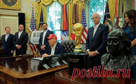 Трамп захотел оставить кубок чемпионата мира по футболу в Белом доме. Президент США заявил, что трофей чемпионата мира по футболу хорошо смотрелся бы в Овальном кабинете