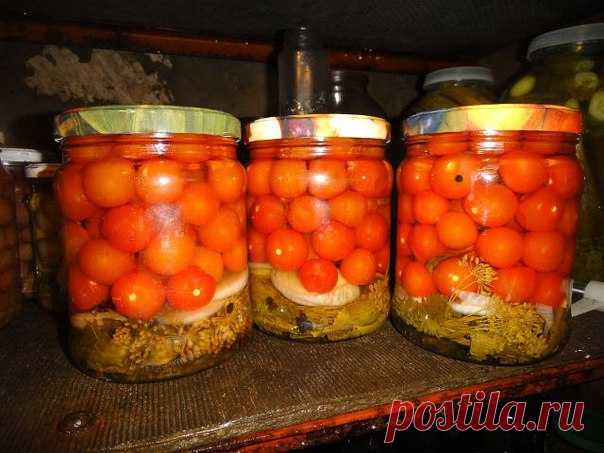 Помидоры черри 

Продукты: 
На 1 литровую банку: 
1/2 лист хрена, 
зонтик укропа, 
1 ветка петрушки, 
пару колечек острого перца, 
1 луковица, 
перец горошком, 
лаврушка. 

Приготовление: 
Укладываем помидорки, заливаем кипятком, даем постоять 30 минут. 
Сливаем в кастрюлю и делаем рассол: 1 ст. ложка соли без верха, 3 ст. ложки сахара без верха и 20 грамм яблочного уксуса. 
Довести до кипения, залить помидоры, закатать.