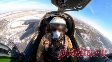 Штурмовики Су-25 ВКС России нанесли удар по подразделениям ВСУ на Донецком направлении. Экипажи штурмовой авиации на самолётах Су-25 выполнили удар неуправляемыми авиационными ракетами по опорным пунктам и живой силе ВСУ на Донецком направлении. После применения авиационных средств поражения экипажи выполнили противоракетный манёвр, выпустили тепловые ловушки и вернулись на аэродром вылета. По данным передового авиационного наводчика, все указанные цели были успешно поражены. Читать далее