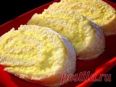 Рулет с лимоном ⠀ Ингредиенты: ⠀ -яйца - три штуки -сахар - 1,5 стакана -мука - 1 стакан -лимон - одна штука ⠀ Приготовление: ⠀ Яичные белки отделите от желтков и взбейте с 1 стаканом сахара. После этого добавьте яичные желтки, просеянную муку и взбейте до однородной массы. После этого тесто вылейте на противень, предварительно застеленной пергаментной бумагой, разровняйте и поставьте в духовку. Выпекайте рулет в заранее разогретой духовке до 180 градусов в течение 15-20 м...