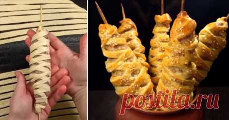 Потрясающее горячее блюдо к Новому году! Сочное мясо, хрустящее тесто, и всё это на деревянной шпажке... Мясо лучше измельчить ножом, так оно сохранит больше сока.