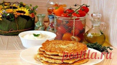 В фарш для куриных блинчиков помимо филе курицы и яиц добавляют для связки муку или крахмал. При этом он должен получиться не слишком крутым, чтобы не лепился, а медленно растекался по сковороде — так блинчики будут плоскими. Для вкуса в фарш можно добавить свежих пряных трав или твердого сыра.