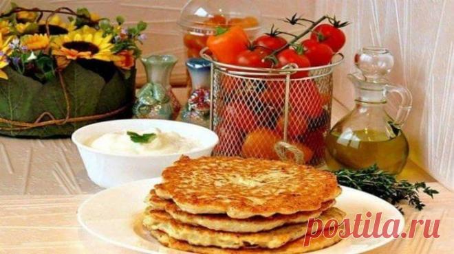 В фарш для куриных блинчиков помимо филе курицы и яиц добавляют для связки муку или крахмал. При этом он должен получиться не слишком крутым, чтобы не лепился, а медленно растекался по сковороде — так блинчики будут плоскими. Для вкуса в фарш можно добавить свежих пряных трав или твердого сыра.