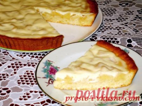 Яблочный пирог из песочного теста со сметанным кремом.
