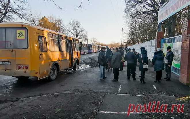 В Ростовской области ввели режим ЧС. Губернатор Ростовской области Василий Голубев на совещании с врио главы МЧС Александром Чуприяном заявил, что «считает целесообразным» ввести режим чрезвычайной ситуации в регионе с 10 утра 19 февраля.