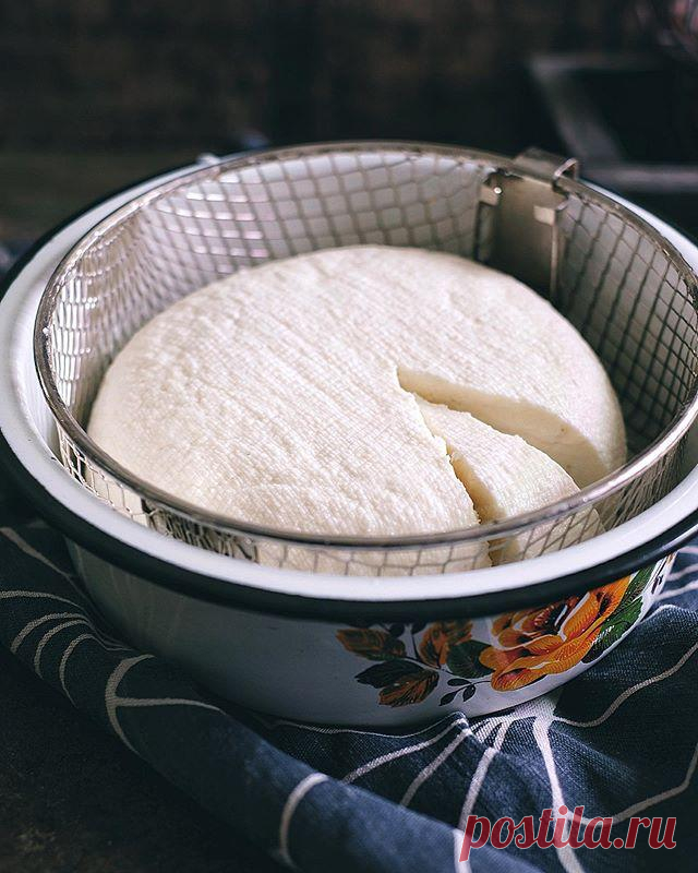 Проще простого! Готовим брынзу дома и наслаждаемся вкусными блюдами Сделать свежий сыр прямо на домашней кухне не составит никакого труда, это вкусно и очень полезно! Полученный продукт можно использовать как в качестве закуски (замариновав его в специях и оливковом масле), так и добавлять в салаты. Рецепт фуд-блогера Инны Щербаковой гарантирует вам непревзойденный результат!