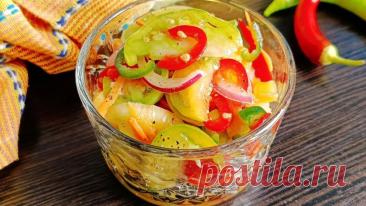 Пряная овощная закуска из зеленых помидоров, моркови, перца, чеснока и кориандра. После настаивания вкус становится ярче.
