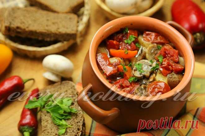 Мясо с картошкой и грибами в горшочках.