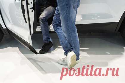 Желавший добиться популярности у женщин мужчина сломал ноги и нашел девушку. 41-летний житель США Мозес Гибсон сделал операцию по удлинению ног и избавился от комплексов. Мужчина с юного возраста был недоволен своим ростом. Позже комплексы начали влиять на отношения Гибсона с женщинами. Однажды мужчина наткнулся на операцию по удлинению ног, и решил изменить свою внешность.