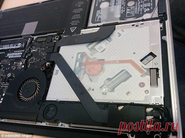 Откуда внутри MacBook появляются монеты Пользователи по всему миру периодически находят монеты под герметичной пластиковой заглушкой приводов SuperDrive, причём в одном и том же месте. Никто точно не мог сказать, откуда они там появляются. До сегодняшнего дня. Все оказалось проще некуда. Технический эксперт ресурса Gizmodo объяснил, как они там оказались: Когда привод захватывает диск, он смещает его вниз. Если монета окажется внутри слота оптического диска в тот момент, когда внутри DVD, она…