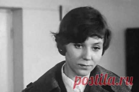 Умерла актриса фильма «Ирония судьбы» Елена Наумкина. Умерла советская, российская актриса театра, кино и телевидения Елена Наумкина. Артистка, известная по фильму «Ирония судьбы, или С легким паром!», скончалась в четверг, 16 декабря, в возрасте 73 лет. Кинодебют Наумкиной состоялся в 1969 году, она сыграла главную роль в картине Динары Асановой «Рудольфио».