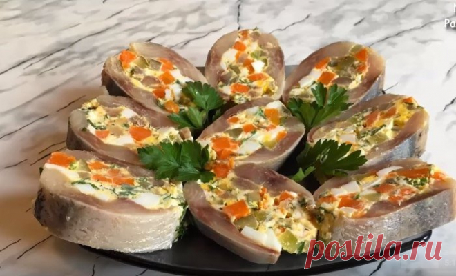Очень вкусная фаршированная селёдочка. 

Селедка в любом варианте любима многими. Мы ее чаще всего видим просто под колечками маринованного лука, либо под «шубой». Это рецепт внесет разнообразие в вашу сервировку все с той же любимой селедкой. 

Ингредиенты: 

сельдь (выбирайте крупную, чтобы было удобнее фаршировать) – 1 шт. 
морковь – 1/2 шт. (либо 1, но маленькая) 
яйцо куриное – 1 шт. 
сыр плавленый – 40 г 
масло сливочное – 20 г 
масло оливковое – 25 мл 

Пошаговый ре...