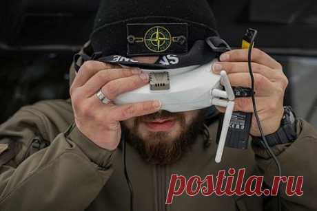 «Ростех» начал поставки комплекса для борьбы с FPV-дронами. В войска начаты поставки комплекса для борьбы с FPV-дронами (first-person view — «вид от первого лица») «Гроза.04.К». Об этом со ссылкой на госкорпорацию «Ростех» сообщает РИА Новости. Изделие разработано и серийно производится научно-производственным предприятием «Квант» концерна «Радиоэлектронные технологии» (КРЭТ).