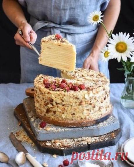 Творожный "Наполеон" 
 
Ингредиенты на форму 20,5 см: 
 
Сахар — 170 г 
Сливочное масло — 100 г 
Творог — 400 г 
Яйца — 2 шт. 
Разрыхлитель — 10 г 
Ванильный сахар — 8 г 
Мука — 500 г 
 
Для крема: 
 
Молоко — 1,5 л 
Сахар — 240 г 
Яйца — 6 шт. 
Сливочное масло — 300 г 
Ванильный сахар — 12 г 
Мука — 4,5 ст. л. с горкой 
Крахмал — 3 ст. л. 
 
Приготовление. 
 
1. В миску высыпать творог (крупнозернистый перетереть через сито), добавить ванильный сахар, сахар, яйца и добави...