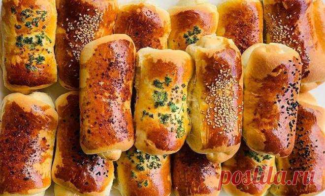 Булочки с сыром фета в духовке из дрожжевого теста простой рецепт пошаговый Как сделать вкусные Булочки с сыром фета в духовке из дрожжевого теста рецепт простой. Полстакана теплой воды Полстакана растительного масла 4 ст. ложки йогурта 1 ст. ложка сахара 1 ч. ложка соли Белки 2, желтки для смазки Дрожжи 21 гр. Мука более 3 стаканов Начинка: Сыр фета Петрушка Хорошо