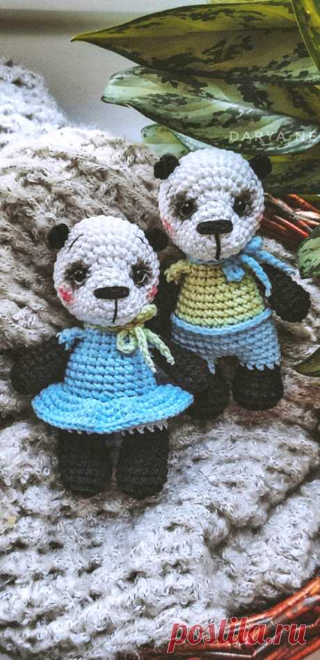 PDF Малыши-Пандыши крючком. FREE crochet pattern; Аmigurumi animal patterns. Амигуруми схемы и описания на русском. Вязаные игрушки и поделки своими руками #amimore - Панда, медведь, маленький медвежонок, мишка.