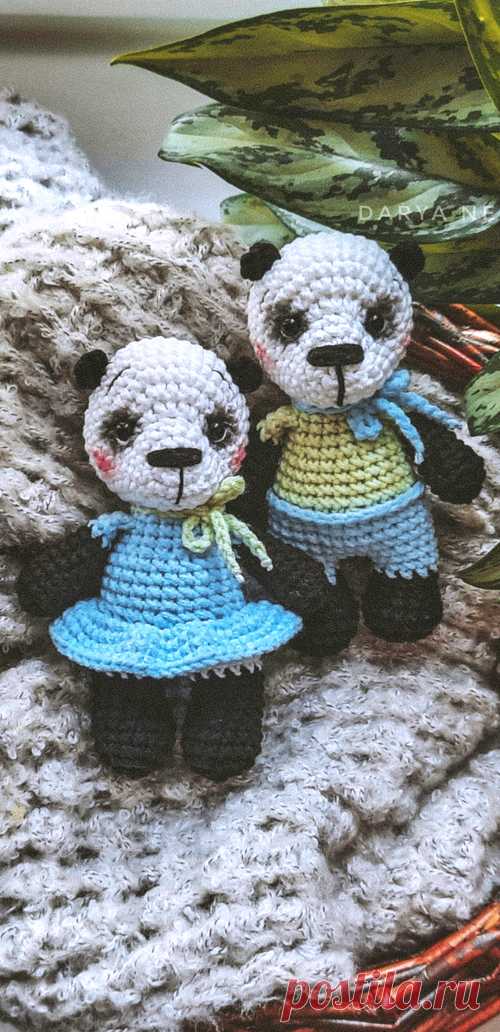 PDF Малыши-Пандыши крючком. FREE crochet pattern; Аmigurumi animal patterns. Амигуруми схемы и описания на русском. Вязаные игрушки и поделки своими руками #amimore - Панда, медведь, маленький медвежонок, мишка.