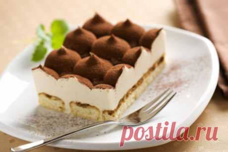 Тирамису.
Сказочно нежное лакомство с мягким привкусом кофе традиционно готовится из сыра Маскарпоне и специального печенья савоярди.

Вам понадобятся:

500 г сливочного сыра Маскарпоне
4 яйца
сахарная пудра — 5 ст. л.
300 мл холодного крепкого эспрессо
1 стакан сладкого вина Marsala (или коньяк, или ром, или Амаретто — только уже не стаканы, а несколько ложек)
200 г готовых савоярди (или «Дамские пальчики»)
горький какао-порошок для посыпания или горький черный шоколад
