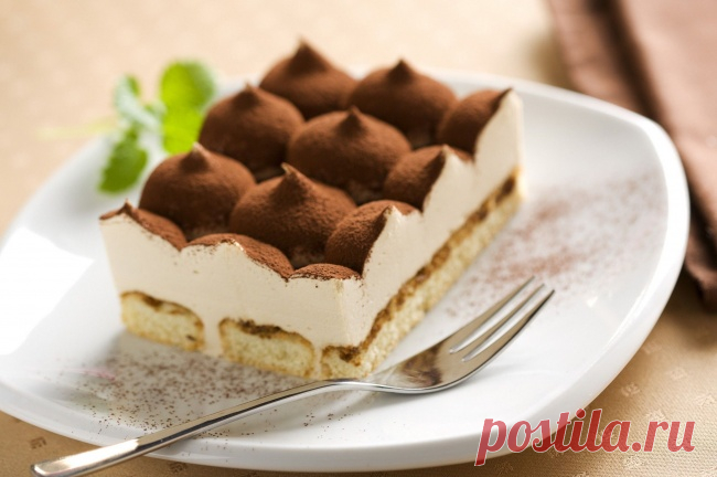 Тирамису.
Сказочно нежное лакомство с мягким привкусом кофе традиционно готовится из сыра Маскарпоне и специального печенья савоярди.

Вам понадобятся:

500 г сливочного сыра Маскарпоне
4 яйца
сахарная пудра — 5 ст. л.
300 мл холодного крепкого эспрессо
1 стакан сладкого вина Marsala (или коньяк, или ром, или Амаретто — только уже не стаканы, а несколько ложек)
200 г готовых савоярди (или «Дамские пальчики»)
горький какао-порошок для посыпания или горький черный шоколад