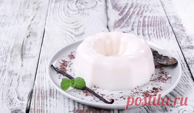 Блюдо из творога, сметаны и сгущёнки получается нежнейшим, а его настоящая изюминка — яркий ананасовый вкус и кусочки экзотического фрукта внутри. Приготовление Желатин залейте жидкостью от консервированных ананасов, размешайте и оставьте набухать на 15 минут. Творог, сметану, сгущёнку взбейте