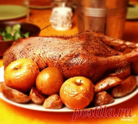 Гусь жареный с яблоками - рецепт с фото на Повар.ру