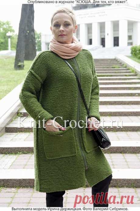 Пальто спицами с накладными карманами.

  Размер 44-46.

Вам потребуется: 1200 г пряжи (п/шерсть; 100 г/120 м); спицы №6; разъемный замок-молния длиной 80 см. 
Платочная вязка:  в лицевых и изнаночных рядах вязать лицевые петли
Плотность вязания: платочная вязка – 14,5 п. х 31 р.; лицевая гладь – 14,5 п. х 23 р. = 10 х 10 см 
Для полочек и 2-х половинок спинки связать 4 прямоугольника: набрать 50 п. и связать 90 см платочной вязкой, петли закрыть.
Рукав: набрать 30 п. и вя...