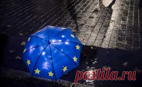 FT узнала о поддержке ЕС «первого шага» по российским активам. ЕС намерен отдельно учитывать прибыль от российских активов, которые находятся в депозитарии Euroclear, чтобы в дальнейшем, как ожидается, передать эти средства Украине. Россия считает такие действия «воровством»