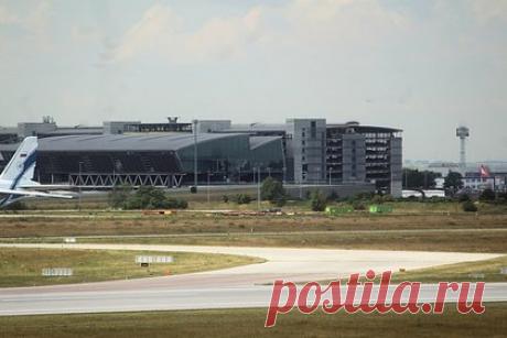 Водитель бросил машину у дверей аэропорта в Европе, ворвался в терминал и сообщил о бомбе