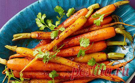 Обычная морковь становится деликатесом, если запечь ее в духовке. 40 минут и блюдо на столе - Steak Lovers - медиаплатформа МирТесен Неприметную морковь из холодильника можно без труда превратить в настоящий королевский гарнир. Все, что от нас требуется, быстро отварить ее до размягчения, а потом запечь. На процесс варки уйдет примерно 5 минут, после чего морковь ставится в духовку. Готовый гарнир уходит за минуты с любым